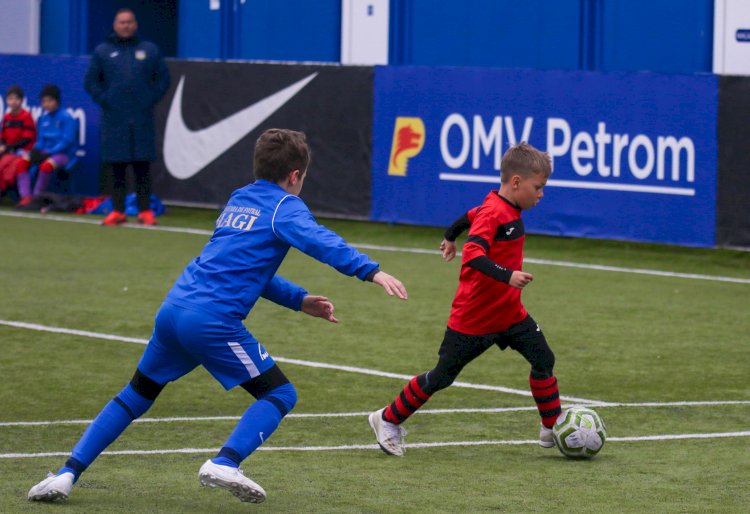 Fotbal/ACS Kinder 2012 a câştigat duelul cu Academia Hagi 2012