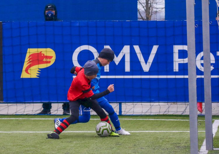 Fotbal/ACS Kinder 2012 a câştigat duelul cu Academia Hagi 2012