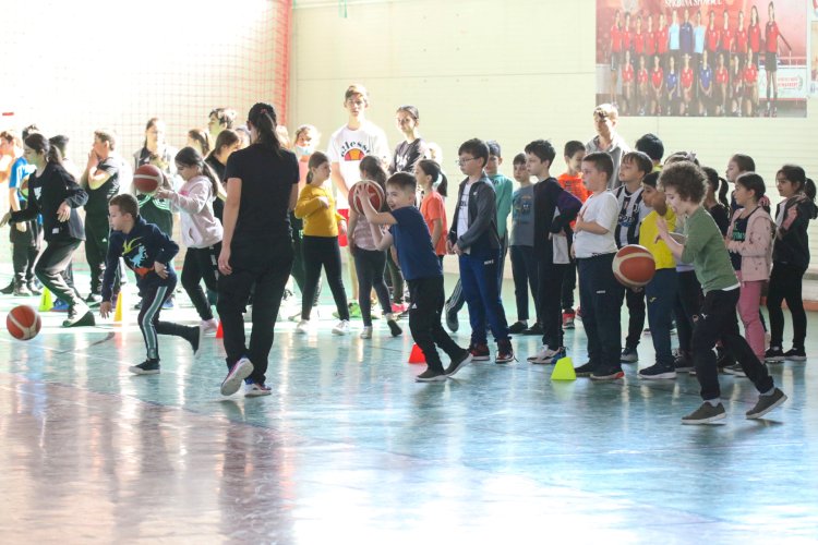 Copiii din Ovidiu fac sport. Primăria Ovidiu și Clubul Sportiv Orășenesc Ovidiu le oferă tot ce au nevoie