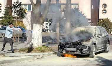 Un BMW a luat foc, duminică, în orașul Ovidiu, pe strada Arțarului, la intersecție cu DN2A.