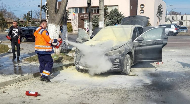 Un BMW a luat foc, duminică, în orașul Ovidiu, pe strada Arțarului, la intersecție cu DN2A.