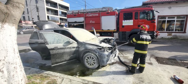 Un BMW a luat foc, duminică, în orașul Ovidiu, pe strada Arțarului, la intersecție cu DN2A.