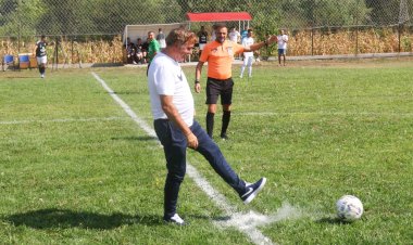Gheorghe Hagi a dat lovitura de start la meciul Tricolorul Săcele – Voinţa Siminoc – Galerie Foto