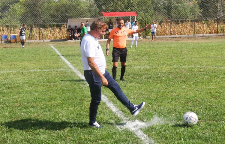 Gheorghe Hagi a dat lovitura de start la meciul Tricolorul Săcele – Voinţa Siminoc – Galerie Foto